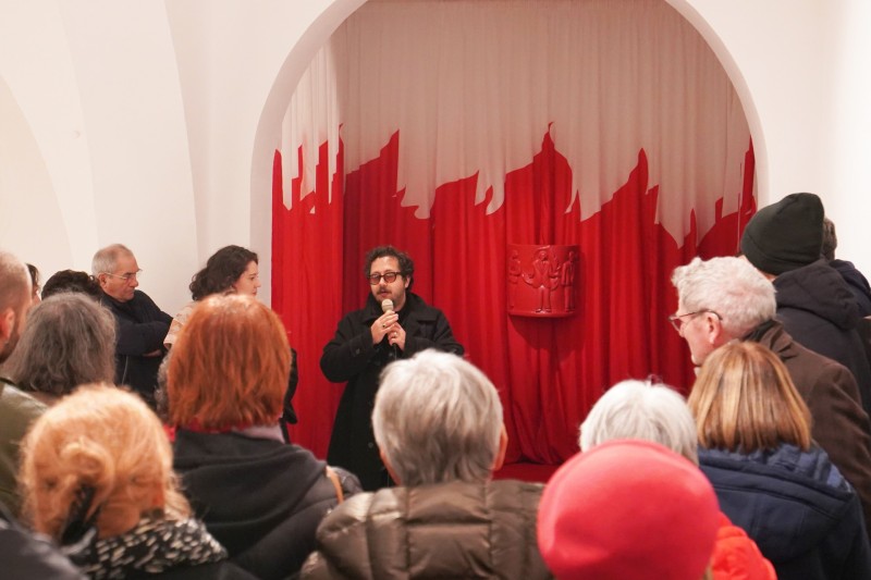 Présentation de l’artiste Hussein Nassereddine, vernissage de l’exposition Paroles, Paroles. Photo © CAC - la synagogue de Delme