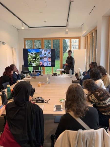 Rencontre avec l’artiste Céline Pelcé, ancienne résidente du Bridderhaus, novembre 2025, © Bridderhaus